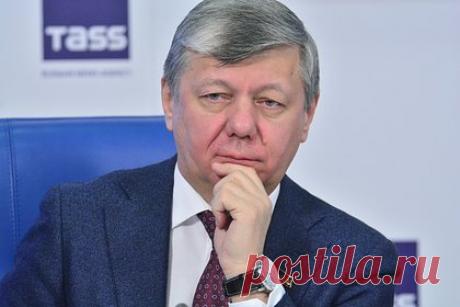 В России отреагировали на помешавшую послу возложить цветы в Варшаве толпу. Действия преградившей путь российскому послу в Польше Сергею Андрееву на мемориальном кладбище в Варшаве толпы выглядят как инициатива людей, но на самом деле такого рода вещи находятся в компетенции властей. Так отреагировал на произошедшее первый зампред комитета Госдумы по международным делам Дмитрий Новиков.