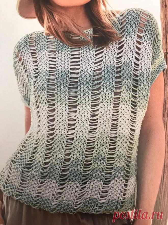 Модный вязанный топ спицами. Выкройка, описание каждого шага.  Вяжем топ.

Набираем на спицы No3 по 61 петле и вяжем резинку 2х2 высотой 5,5 см.
Переходим на спицы с леской No3,5 и вяжем лицевой гладью на высоту 18 см от резинки.
Далее вяжем узор 