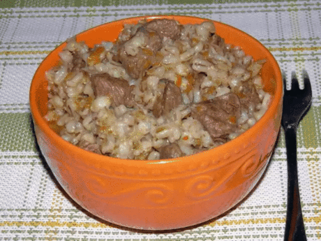 Как приготовить перловку с мясом вкусно?
Еще в древности перловая крупа очень ценилась за свои вкусовые качества и полезные свойства. Это источник бодрости и силы, хорошего настроения и массы полезных микроэлементов. Считается даже, что регулярное употребление перловки способствует развитию высокого интеллекта. Рейтинг ее популярности в кулинарии, по сравнению с другими крупами, незаслуженно занижен. Возможно, если знать, как приготовить перловку с мясом вкусно и правильно, можно сделать ее люб