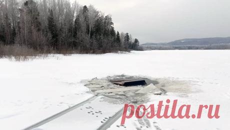 В Якутске под лед провалилась машина с людьми. Автомобиль с восемью людьми провалился под лед на реке Лене в Якутске, пять человек сумели выбрались, трое остались в машине. Об этом сообщили в главном управлении МЧС РФ по Республике Саха (Якутия). Инцидент произошел в микрорайоне ...