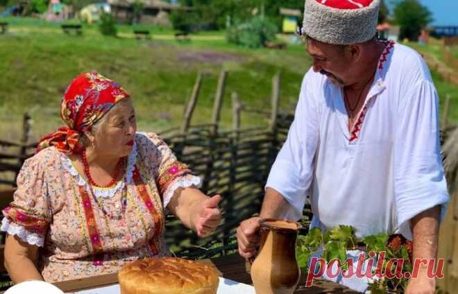 Когда нужно пить «На посошок», а когда «Стременную» или «Шапошную»: Традиции застолья и обычаи донских казаков