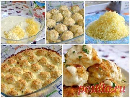 Куриные шарики в сырно-сливочном соусе🥰
Состав:
-500 гр. куриного филе
-1 луковица
- 1 яйцо
-3 зубчика чеснока
-200 мл сливок
-150 гр. твердого сыра
Способ приготовления:
Куриное филе нужно слегка отбить и мелко порезать
(отбить забыла, зато филе было чуть подмороженное и резать мелко было легко)
Затем добавить туда мелко шинкованный лук, посолить, поперчить, выбить яйцо
Хорошенько перемешать.
Теперь возьмите форму, смажьте сливками и формируя небольшие шарики из приготов...