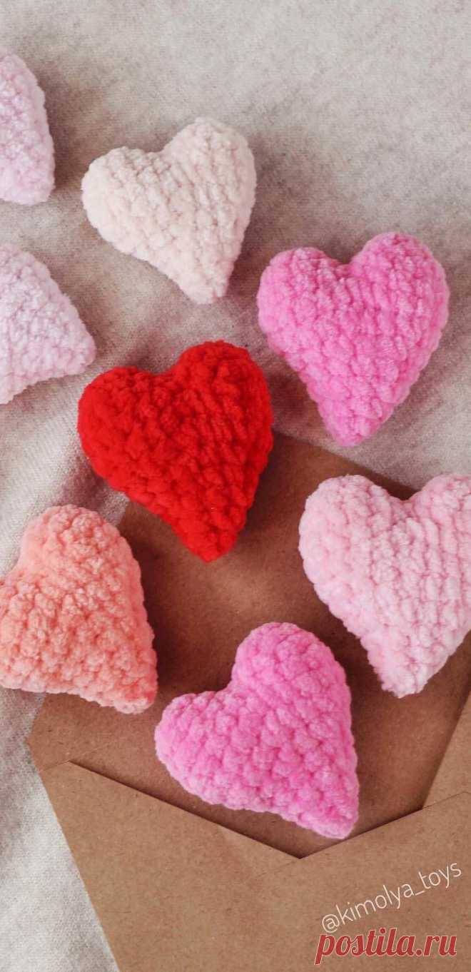 PDF Сердечко крючком. FREE crochet pattern; Аmigurumi toy patterns. Амигуруми схемы и описания на русском. Вязаные игрушки и поделки своими руками #amimore - плюшевое сердце к 14 февраля, маленькое сердечко из плюшевой пряжи ко дню Всех Влюблённых.