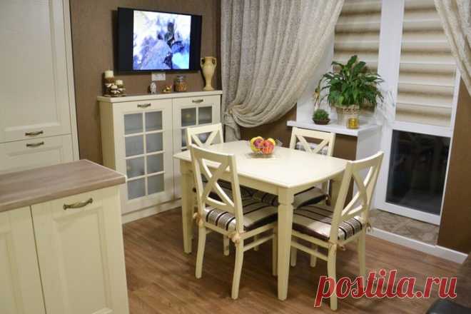 Кремовая кухня с полуостровом