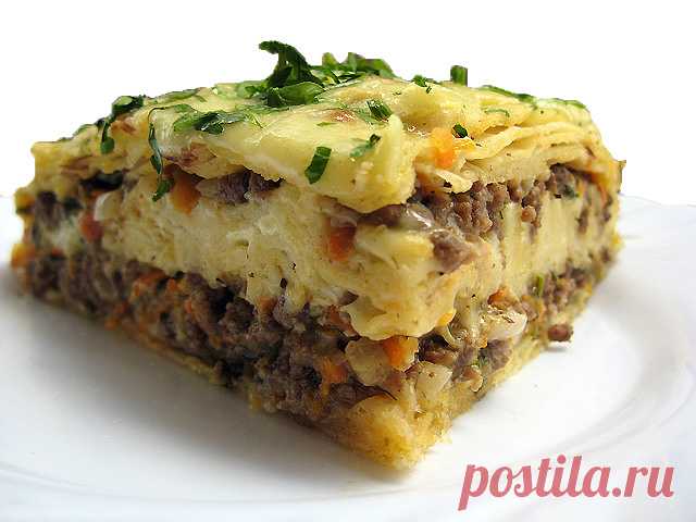 Мясной пирог из тонкого лаваша

Быстрый пирог из лаваша (и тесто ставить не надо!) 
Пирог получается сочный и вкусный-вкусный
Ингредиенты:
• Лаваш тонкий
• Мясо (Любое..или фарш) — 400 г
• Морковь — 1 шт
• Лук репчатый
• Зелень
• Кефир — 1,5 стак. 
 Яйцо — 1 шт
• Сыр (твердый) — 200 г

Перемалываем мясо на комбайне..или пропускаем через мясорубку, обжариваем фарш
Остывший фарш смешиваем с зеленью и тертым сыром 
Форму выкладываем лавашем. Выкладываем лаваш с нахлестом на б...