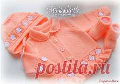 Комплект на полугодовалую малышку.
Пряжу использовала Yarn Art Bella baby 50 г/190 м, премиум-акрил 65%, полиамид 35%, спицы № 3. 
Еще потребуется тесьма вот с такими цветочками.  
Готового описания модельки к сожалению нет, поэтому выкладываю то, что нашла. 
Это описание воланчика. Как вязать, двойной или один, решать вам, я сделала один. 
Вот по этой схемке вязала ажурные ромбы 
Пинеточки самые простые, на двух спицах, для начинающих. 
Чепчик тоже связан по самому простому описанию, ко