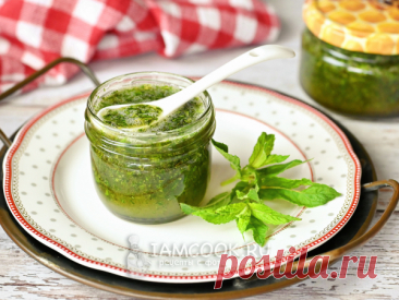 Мед с мятой  - это чудесная добавка для чая, а ещё это очень вкусно и полезно. Сейчас самое время заготавливать мяту, пока она нежная и ароматная!