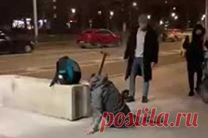 В Москве мужчина избил парня с девушкой на глазах у прохожих и попал на видео. В Москве на остановке общественного транспорта мужчина избил парня и заступившуюся за него девушку. Видео появилось в сети. На кадрах можно наблюдать, как мужчина с бородой наносит удары лежащему на асфальте молодому человеку. За него пытается заступиться девушка, но агрессивный мужчина толкает ее.