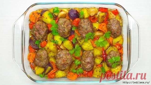 Сочные мясные котлеты с овощами в духовке