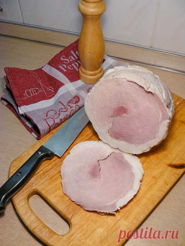 Ветчина домашняя      Ветчину и готовое мясо в магазинах я уже давно не беру. Особенно после того, как один раз попытался поджарить кусочек варено-копченого окорока одного из местных производителей. В результате, на сковороде у меня оказался сморщенный, серый кусочек непонятно чего в противно…