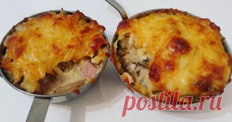 Жюльен с ветчиной и грибами Ингредиенты:

шампиньоны 300 гр
ветчина 200 гр
лук репчатый 1 шт
сметана 300 гр
сыр 200 гр
соль по вкусу
масло растительное для жарки
укроп по вкусу

Приготовление:
Грибы промыть, тонко нарезать и обжарить на растительном масле. Лук почистить, мелко нарезать и обжарить до золотистого цве