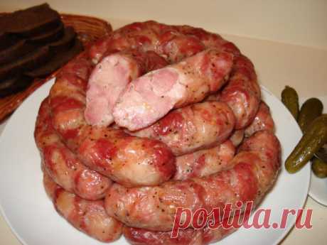 Колбаса домашняя – самый вкусный рецепт Мясная колбаса - один из самых популярных продуктов. Её едят на завтрак, используют как закуску на праздничном столе, и она является ингредиентом многих блюд. Магазинный продукт вызывает сомнения в
