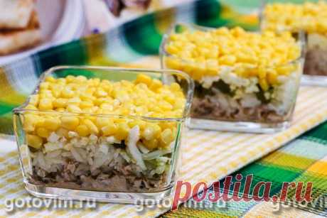 Слоеный салат с консервированной рыбой, рисом и кукурузой. Рецепт с фото Простой рецепт быстрого в приготовлении слоеного салата из консервированной рыбы. Рыба подойдет любая: сайра, тунец, макрель, горбуша или лосось. Можно брать консервы в масле или в собственном соку. Хотя кукуруза в рецепте используется просто для украшения, на вкус она тоже влияет. Поэтому выбирайте проверенного производителя. Для прослойки салата хорошо подходит майонез.

