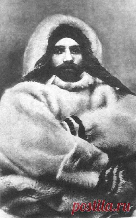 Моряк, полярник, адмирал Колчак известен, как непримиримый враг советской власти и Верховный правитель России. Но жизнь адмирала далеко не ограничивалась борьбой с большевиками. О Колчаке-исследователе, учёном и моряке, широкой публике почти ничего не известно. Между тем он несколько лет служил на флоте, а летом 1900-го отправился на поиски легендарной земли Санникова. В научном обществе его стали звать «Колчак-полярный». В его честь даже был назван один из открытых островов в Карском море.…