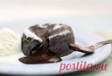 Тающий шоколад (Fondant au chocolat)

Ингредиенты (пропорция на двоих):

Черный шоколад (минимум 60% какао) — 80 г
Сливочное масло — 50 г
Яйца — 2 шт.
Сахар — 40 г
Мука — 30 г

Приготовление:

1. Для начала надо растопить 80 г шоколада и 50 г масла.
2. Два яйца хорошо размешайте с 40 г сахара.
3. Добавьте растопленный шоколад.
4. Всыпьте 30 г муки, перемешайте хорошо.
5. Разлейте по смазанным маслом и посыпанным мукой формочкам. Хочу заметить, что мне нравится посыпать фор...