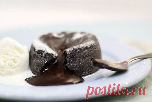 Тающий шоколад (Fondant au chocolat)

Ингредиенты (пропорция на двоих):

Черный шоколад (минимум 60% какао) — 80 г
Сливочное масло — 50 г
Яйца — 2 шт.
Сахар — 40 г
Мука — 30 г

Приготовление:

1. Для начала надо растопить 80 г шоколада и 50 г масла.
2. Два яйца хорошо размешайте с 40 г сахара.
3. Добавьте растопленный шоколад.
4. Всыпьте 30 г муки, перемешайте хорошо.
5. Разлейте по смазанным маслом и посыпанным мукой формочкам. Хочу заметить, что мне нравится посыпать фор...
