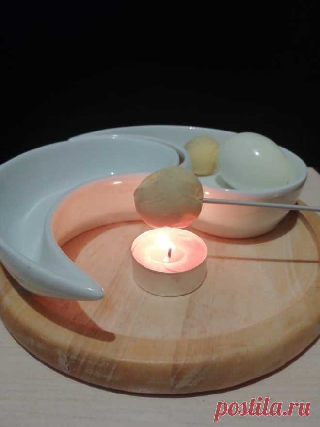 От экземы и других кожных болезней - Красота и здоровье Взять, скажем, дюжину яиц, сварить их вкрутую, вынуть желтки. Надев желток на спицу или вилку или положив его на металлическую сетку, держать над огнем свечи. Подогреваемый желток будет давать капли 