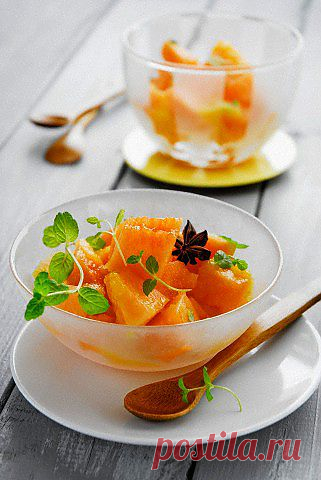 Природа создала уникальные вкусы. Зачем их хотят заменить химическими аналогами, я не понимаю. Гениально, свежо, полезно. Чего мудрить? Достаточно создавать новые сочетания, чтобы из отдельных компонентов создать ароматную и аппетитную картину. Вот очень простой летний десерт салата из дыни с заправкой из персикового пюре. Готовится за 15 минут.