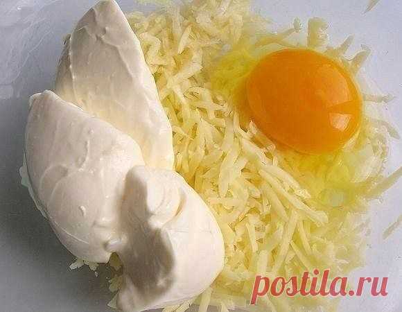Запеканка из тертого картофеля с сыром и чесноком