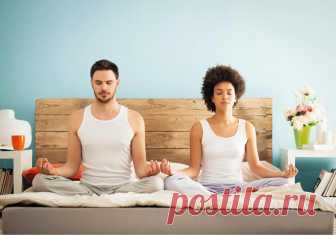 Йога перед сном для начинающих: асаны для глубокого расслабления . Милая Я Полноценный и полезный отдых невозможен без соблюдения одного простого правила. Если человек не может расслабить собственные тело и разум, то ни о какой качественной релаксации не может быть и речи. Йога перед сном начинающим может помочь в том случае, когда не хватает времени или денег на посещение фитнес-зала. Освоение нескольких простых и легких асан позволит научиться медитировать прямо дома. Ос...