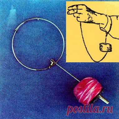 Держатель для клубка на запястье. Почему не я придумала? ;)