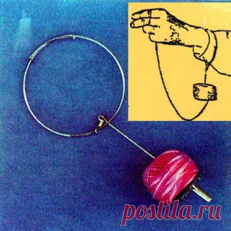 Держатель для клубка на запястье. Почему не я придумала? ;)