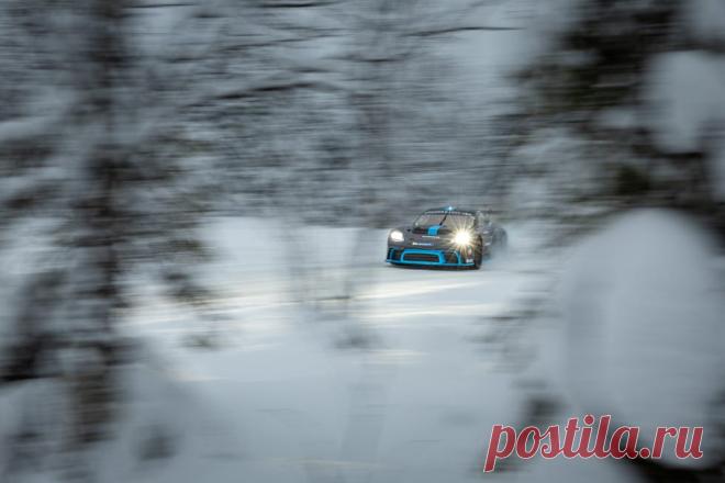 View Photos of the Porsche 718 Cayman GT4 E-Performance