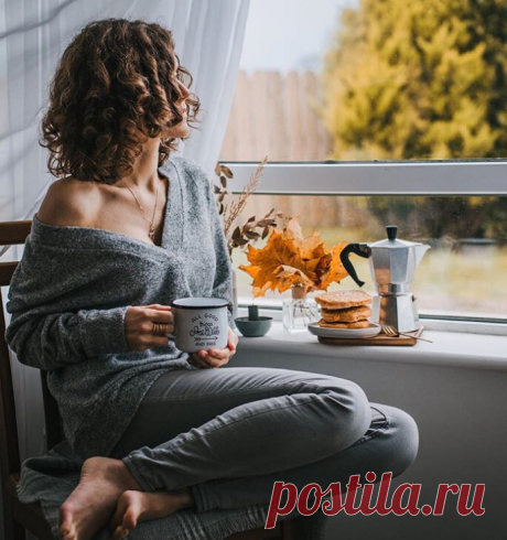 Заройся вся в осенний шелест!
Осенней шалью стан укутав…
И сняв с души попыток путы,
Позволь себе цвести, как вереск

Доверься ветреным порывам,
И отпустив попытки думать…
Позволь услышать сердцу струны,
И миру быть всегда открытым.

Добавь под утро в кофе осень,
Молочной пеной от тумана…
И будь для всех немного странной,
Счастливой будь ты очень, очень..


© Copyright: Роман Стихами, 2013