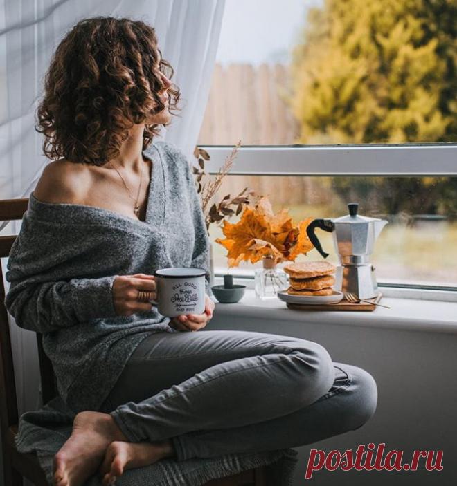 Заройся вся в осенний шелест!
Осенней шалью стан укутав…
И сняв с души попыток путы,
Позволь себе цвести, как вереск

Доверься ветреным порывам,
И отпустив попытки думать…
Позволь услышать сердцу струны,
И миру быть всегда открытым.

Добавь под утро в кофе осень,
Молочной пеной от тумана…
И будь для всех немного странной,
Счастливой будь ты очень, очень..


© Copyright: Роман Стихами, 2013