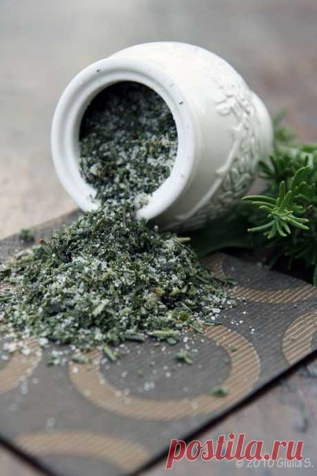 sage: Tuscany in a jar: Salt w/ Sage Rosemary ~use equal amounts sage Follow your taste for more/less garlic, salt or pepper. ~Ingredients:*salt*rosemary*sage*garlic*black pepper ~Wash/Dry completely/fine chop: sage Combine sage w/salt,pepper Close in a jar,keep in fridge. Its perfect for seasoning grilled meatbeef, chicken, turkey or porkfor roast beef, baked fish roasted potatoes.