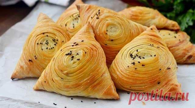 САМСА НА КЕФИРНОМ ТЕСТЕ С КУРИНЫМ МЯСОМ И КАРТОШКОЙ 


Для теста: 

2 яйца; 
1 стакан кефира (250 мл); 
1 чайная ложка соли; 
3 столовые ложки подсолнечного масла; 
щепотка соды; 
щепотка лимонной кислоты; 
3,5—4 стакана муки; 
яйцо для смазывания верх…