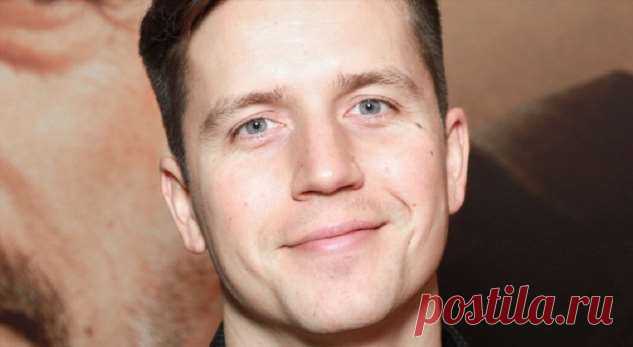 «Половина жизни с одним человеком»: Денис Косяков выложил семейное фото и поздравил жену с годовщиной . Милая Я