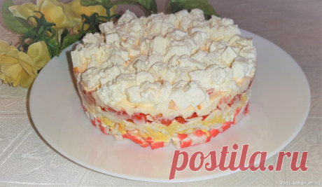 Слоеный салат с крабовыми палочками, помидорами и сыром фета Слоеный салат с крабовыми палочками, помидорами и сыром фета готовится несложно, получается ярким, сочным и ароматным. Отлично смотрится на праздничном столе.Ингредиенты:крабовые палочки – 200 гр.;сыр фета – 200 гр.;помидоры – 200 гр.;яйца куриные – 200 гр.;майонез – 60...