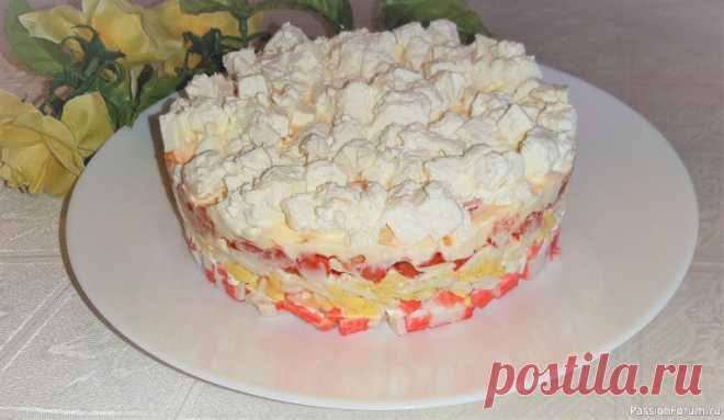Слоеный салат с крабовыми палочками, помидорами и сыром фета Слоеный салат с крабовыми палочками, помидорами и сыром фета готовится несложно, получается ярким, сочным и ароматным. Отлично смотрится на праздничном столе.Ингредиенты:крабовые палочки – 200 гр.;сыр фета – 200 гр.;помидоры – 200 гр.;яйца куриные – 200 гр.;майонез – 60...