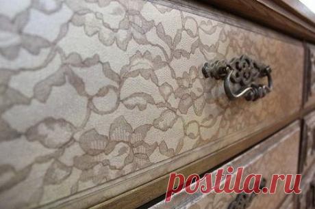 Мастерица делает декупаж с помощью шторы и баллончика. Выглядит потрясающе