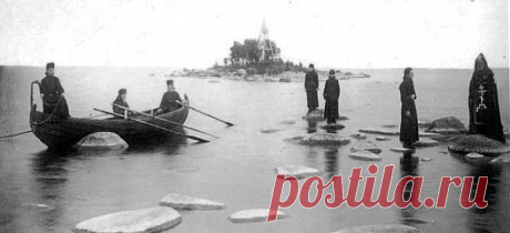 КОНЕВСКИЙ РОЖДЕСТВО-БОГОРОДИЦКИЙ МОНАСТЫРЬ (о. Коневец, Пpиозеpский р-н).Основан в 1393.Монастырь являлся центром духовного просвещения карел.С 1918 оказался на терр. Финляндии, действовал до 1940. Возобновлен с 1991.С 1996 возобновлено ист. монастырское подворье в СПб