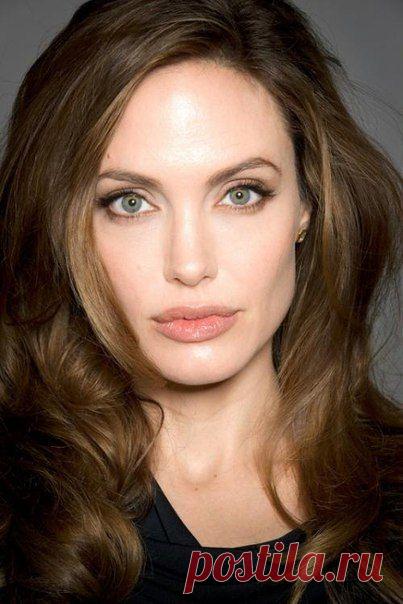 Анджелина Джоли