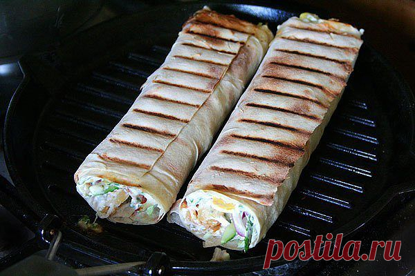 ОЧЕНЬ ВКУСНАЯ ДОМАШНЯЯ ШАУРМА - Эфария Быстрая и простая в приготовлении! Ингредиенты: — тонкий армянский лаваш (можно заменить на питу) — мясная составляющая — молодая капуста — красный салатный лук — молодые свежие огурчики — помидоры — жёлтый болгарский перец — петрушка — хорошая сметана — белый винный уксус — чеснок — соль, сахар, перец + любые специи по вкусу —