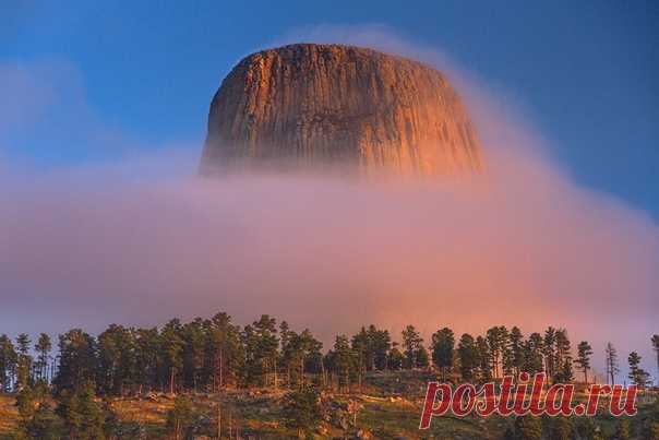 Рассвет у Башни Дьявола, Вайоминг (США). Автор фото – Нина Слащилина: nat-geo.ru/community/user/7586 Доброе утро! 🌄