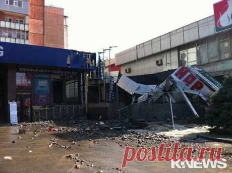 ЧП в центре Бишкека!
Из-под крыши канализационного люка фонтаном бьет вода