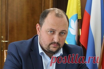 Мэр Элисты опроверг слухи о своем избиении главой Калмыкии. Мэр Элисты Дмитрий Трапезников опроверг слухи о том, что он находится в больнице. В понедельник, 9 августа, в социальных сетях появились информация о том, что Трапезникова якобы избил глава Калмыкии Бату Хасиков, после чего мэр Элисты был доставлен в медицинское учреждение.