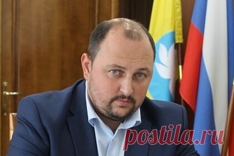 Мэр Элисты опроверг слухи о своем избиении главой Калмыкии. Мэр Элисты Дмитрий Трапезников опроверг слухи о том, что он находится в больнице. В понедельник, 9 августа, в социальных сетях появились информация о том, что Трапезникова якобы избил глава Калмыкии Бату Хасиков, после чего мэр Элисты был доставлен в медицинское учреждение.