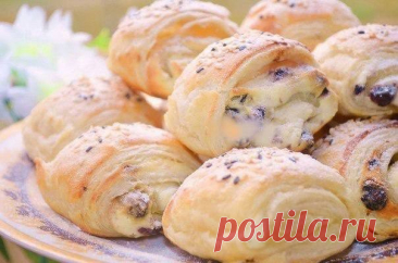 Слоёные булочки с творожной начинкой и изюмом