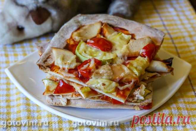 Пицца из готового теста с курицей и кабачками. Рецепт с фото Из готового дрожжевого теста можно быстро приготовить домашнюю пиццу с начинкой из курицы с кабачками и помидорами. Прежде чем разложить кабачок на слой теста, его сначала нарезают небольшими кусочками и запекают в духовке, чтобы убрать из овощей лишнюю влагу. После такой обработки, кабачки в начинке пропекутся одновременно с остальными ингредиентами. Работа над ошибками: края пиццы надо делать толще, чтобы они н...