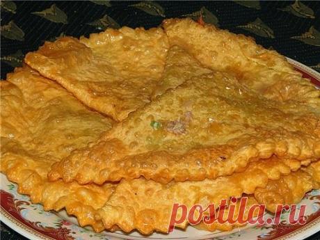 ОДНИ ИЗ САМЫХ ВКУСНЫХ ЧЕБУРЕКОВ!!! 

ТЕСТО : 
мука - 900 гр, 
яйцо - 1- шт., 
соль, 
вода - 350 гр., 
4 ст. ложки растит. масла.Тогда будут эти пузырьки. 
Этот состав теста на 20 шт. 

Приготовление : 

Замесить тесто, положить его под миску, чтоб не обветривалось. Летом оно быстрее становится эластичным, зимой хуже, т.е. дольше. Потом опять его обминать и ставить в холодильник, обмотав в пленку или положив в пакет. Оно может там находится и 3 -4 часа, можно меньше и тольк...