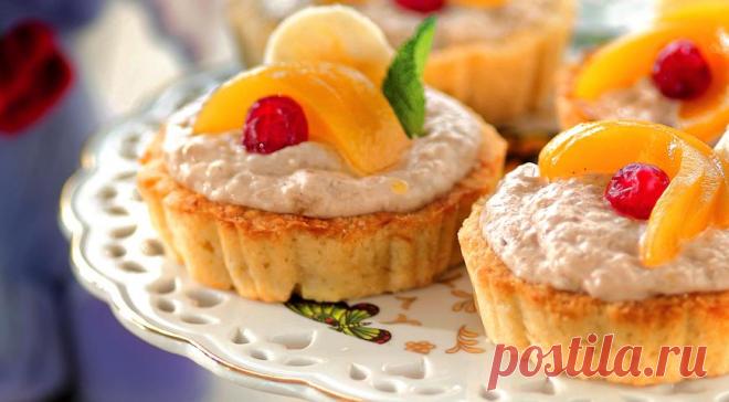 Корзиночки с персиками и бананами Маленькие пирожные всегда предпочтительнее на детских праздниках, чем большие торты. Их удобно брать руками, не боясь перепачкаться.Еще их можно сделать с самыми разными начинками. И каждый ребенок сможет выбрать корзиночку по своему вкусу...