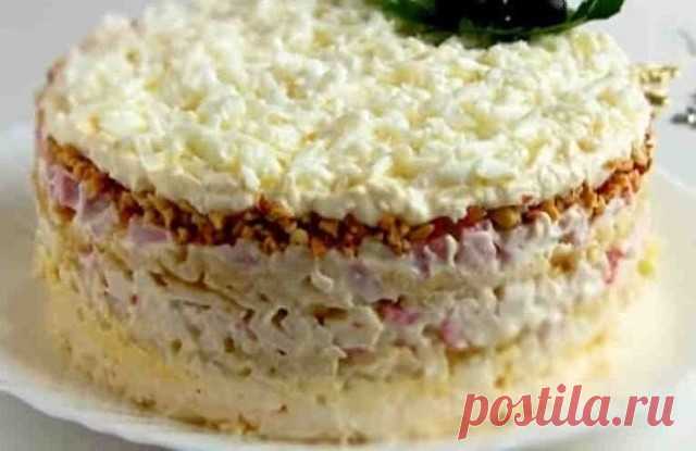 САЛАТ «СНЕЖНАЯ КОРОЛЕВА» 

Салат изумительный и вкусный. Нежный слоеный салат с крабовыми палочками и ветчиной. Он сверху украшен яичными белками и будет красиво смотреться на Новогоднем столе. 

Ингредиенты: 
ветчина 200 г 
крабовые палочки 250 г 
сырки плавленые 2 шт. 
лук 1 шт. 
яйца 6 шт. 
яблоко кисло-сладкое 1 шт. 
майонез 350 г 
арахис 100 г 
соль ,перец по желанию 

Маринад для лука: 
сахар 1 ч. л. 
вода 2 ст.л. 
соль 0,5 ч.л. 
уксус 2 ст.л. 
Салат рассчитан на фор...