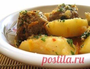 ТЕФТЕЛИ С КАРТОШКОЙ
Вообще, предполагалось что это будет суп.
Но из-за маленькой кастрюли у меня получилось больше похожее на второе. Кастрюля нужна не менее 4 литров.
Понадобится:
3 луковицы
1 морковь
1 болгарский перец
2 помидора или 2 ст.л. тома-пасты
пол стакана сырого риса
500г фарша
6 картофелин (средних)
2-3 лавровых листа
подсолнечное масло
2 зубчика чеснока
соль
перец
по желанию:
паприка
карри
укроп
петрушка
любые специи что у вас есть подойдут, смотрите сами.
Приготовление:
Делае