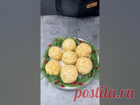 Бомбическая новогодняя закуска из самых доступных продуктов                                 Куриное филе 2 штЯйца 3 штСыр 100грЧеснок 1 зуб.Сметана 3 ст.лСол...