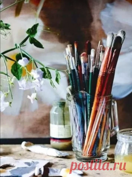 Малыш смотрит, как бабушка пишет письмо, и спрашивает: 
— Ты пишешь обо мне? 
Бабушка перестает писать, улыбается и говорит внуку: 
— Ты угадал, я пишу о тебе. Но важнее не то, что я пишу, а то, чем я пишу. Я хотела бы, чтобы ты, когда вырастешь, стал таким, как этот карандаш... 
 
Малыш смотрит на карандаш с любопытством, но не замечает ничего особенного. 
— Он точно такой же, как все карандаши! 
— Все зависит от того, как смотреть на вещи. Этот карандаш обладает пятью ка...